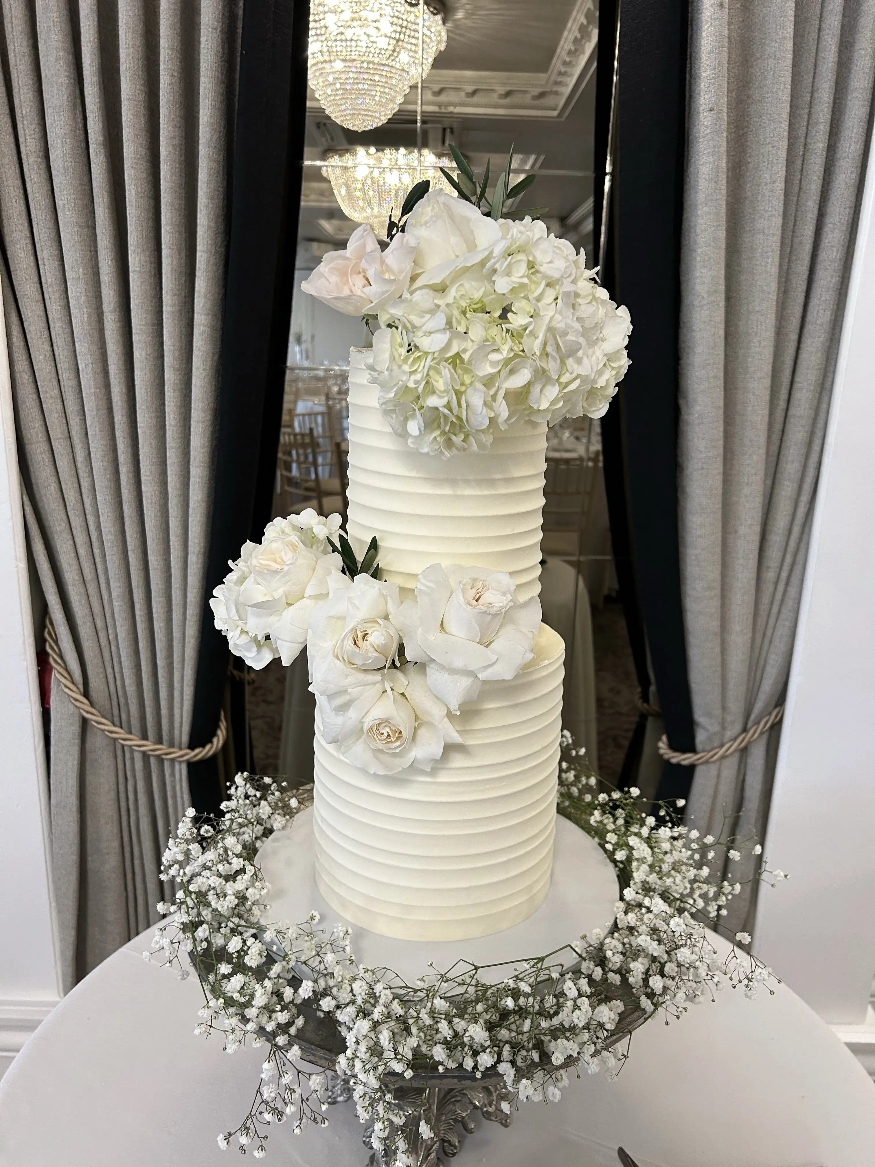 Elegant wedding cake